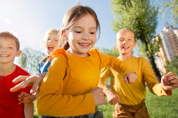 Bouchent les enfants heureux à l'extérieur