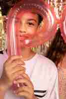 Photo gratuite bouchent les enfants tenant des ballons