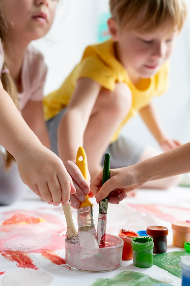Photo gratuit bouchent les enfants tenant des brosses