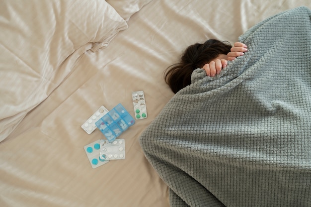 Bouchent femme malade couvrant avec une couverture
