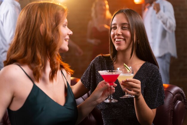 Bouchent les femmes au bar avec des boissons