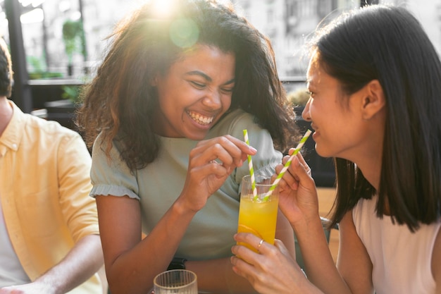 Bouchent les femmes souriantes avec un verre