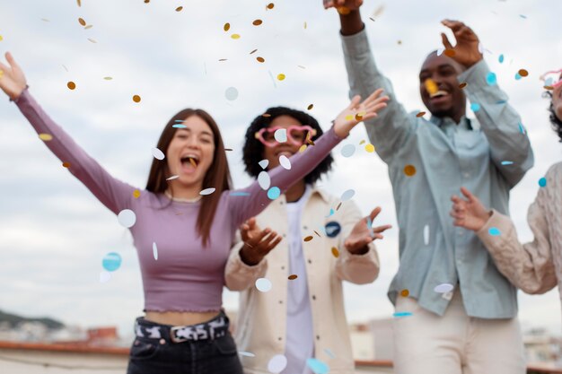 Bouchent la fête des gens avec des confettis