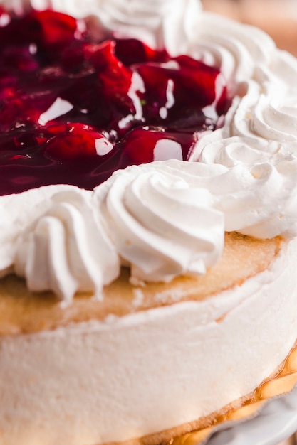 Bouchent le gâteau crémeux sur l&#39;écurie