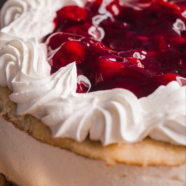 Bouchent le gâteau sucré avec de la confiture