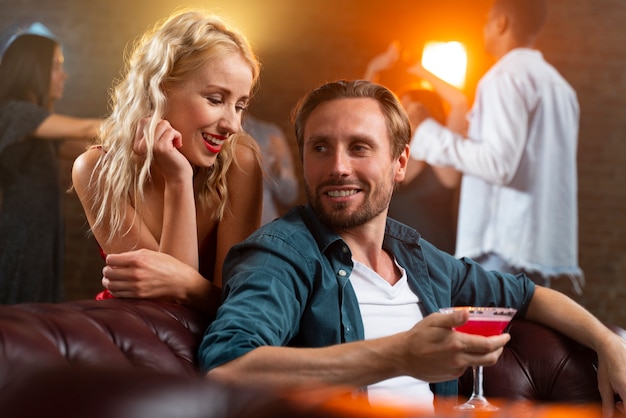 Bouchent les gens au bar avec un verre