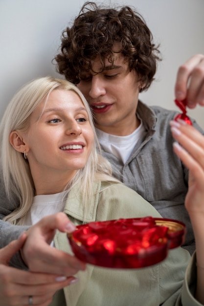 Photo gratuite bouchent les gens souriants avec des bonbons