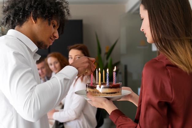 Photo gratuite bouchent les gens souriants avec un gâteau d'anniversaire