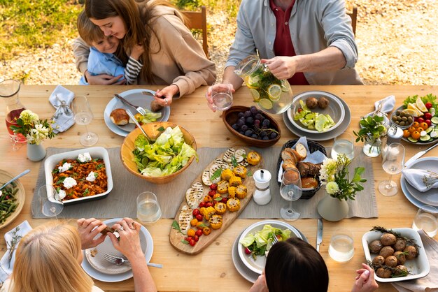 Bouchent les gens à table avec une cuisine savoureuse