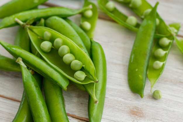 Bouchent les gousses de pois sur un tissu blanc