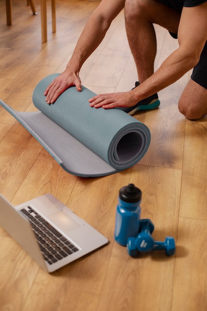 Bouchent instructeur de sport avec tapis de yoga