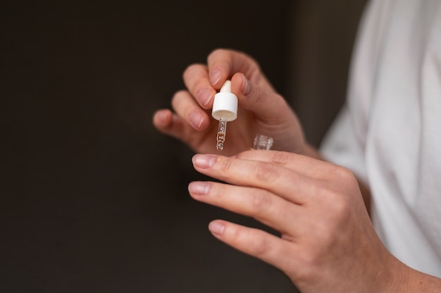 Bouchent la main en appliquant le traitement des ongles