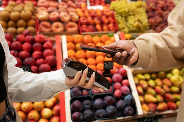 Bouchent la main en payant avec le téléphone