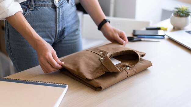 Bouchent les mains chemise pliante