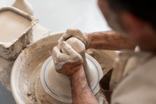 Bouchent les mains créant un pot