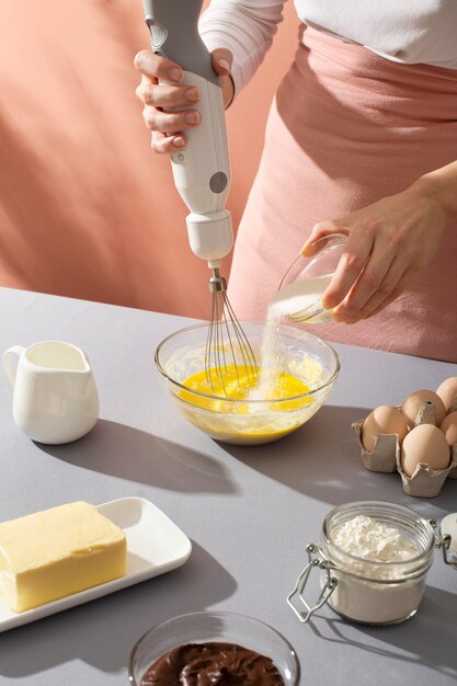 Bouchent les mains préparant le gâteau