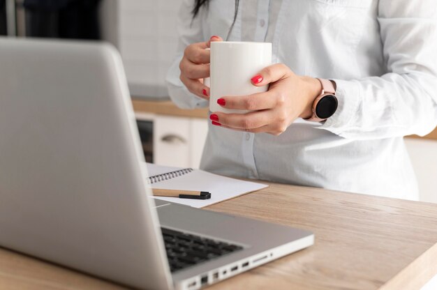 Bouchent les mains avec tasse