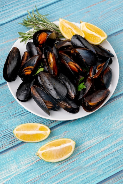 Bouchent les moules cuites au citron