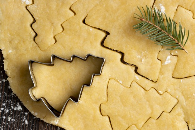 Bouchent la pâte à biscuits avec forme