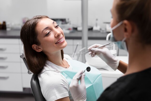 Bouchent le patient souriant à la clinique du dentiste