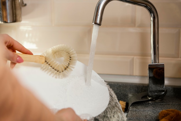 Photo gratuite bouchent la plaque de lavage des mains avec de l'eau