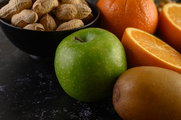 Bouchent avec pomme, arachide, tranche d'orang frais, kiwi et avocat.