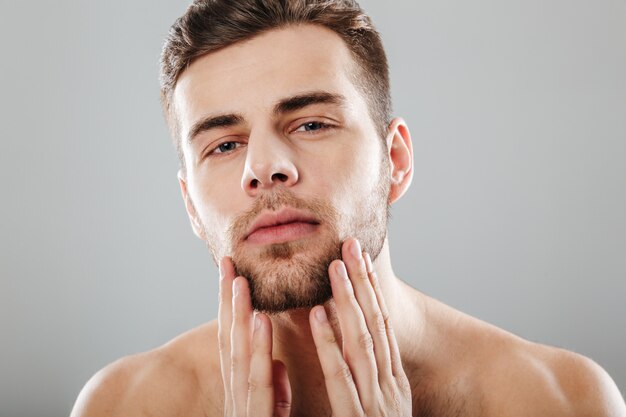 Bouchent portrait beauté d'un bel homme barbu