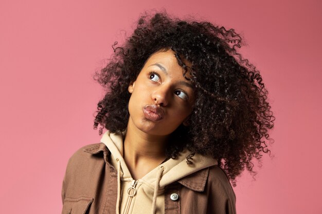 Bouchent le portrait de la belle adolescente