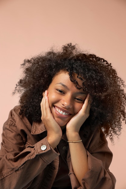 Photo gratuite bouchent le portrait de la belle adolescente