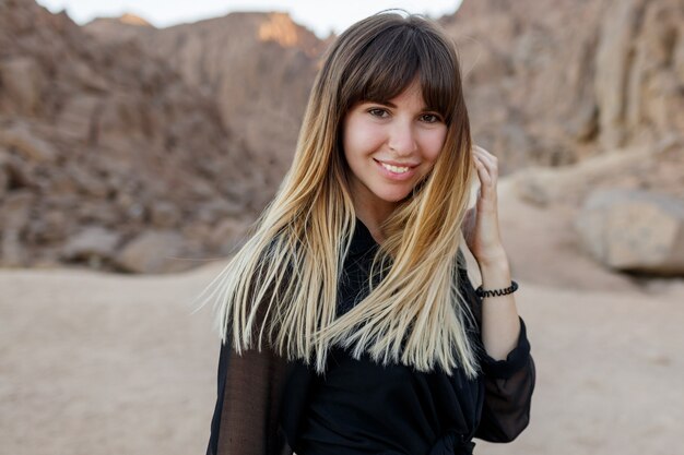 Bouchent le portrait de la belle femme dans les dunes de sable du désert égyptien.