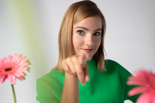 Bouchent le portrait d'une belle femme avec des fleurs