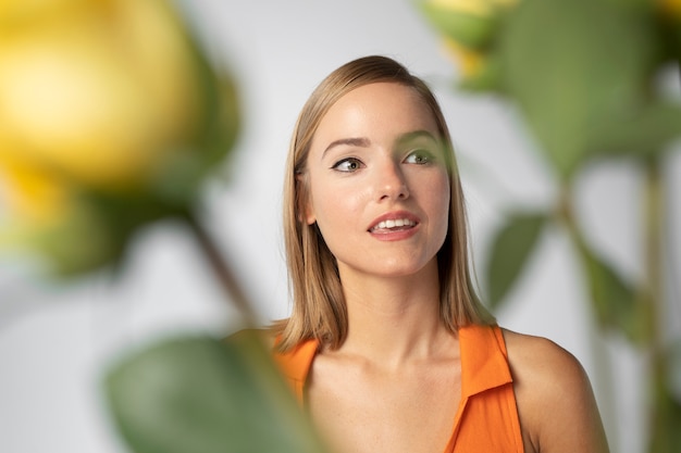 Photo gratuite bouchent le portrait d'une belle femme avec des fleurs