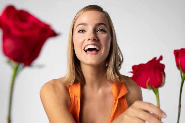 Bouchent le portrait d'une belle femme avec des fleurs