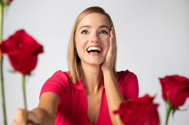 Photo gratuite bouchent le portrait d'une belle femme avec des fleurs