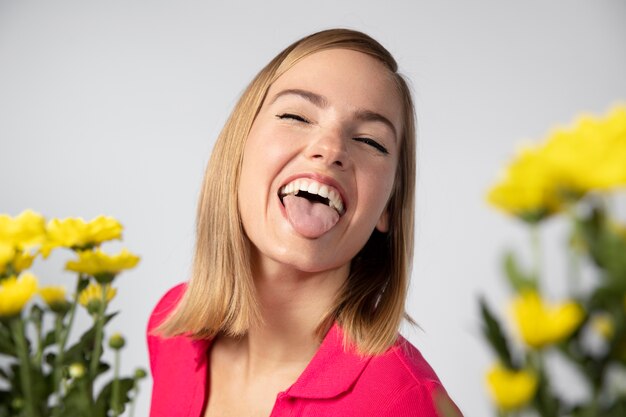 Bouchent le portrait d'une belle femme avec des fleurs