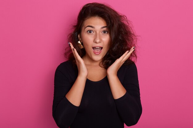 Bouchent le portrait de la belle jeune fille aux longs cheveux ondulés semble excité