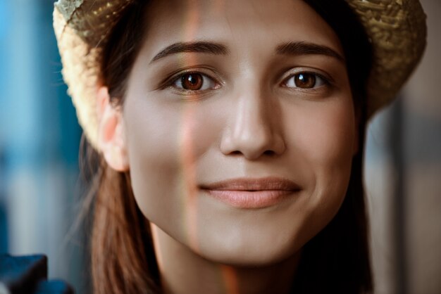 Photo gratuite bouchent le portrait de la belle jeune fille brune souriante.