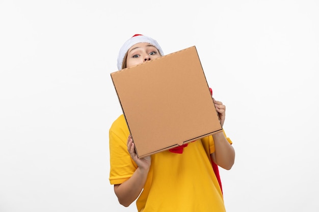 Bouchent le portrait d'un courrier mâle portant un chapeau de père Noël isolé