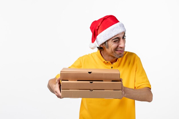 Bouchent Le Portrait D'un Courrier Mâle Portant Un Chapeau De Père Noël Isolé