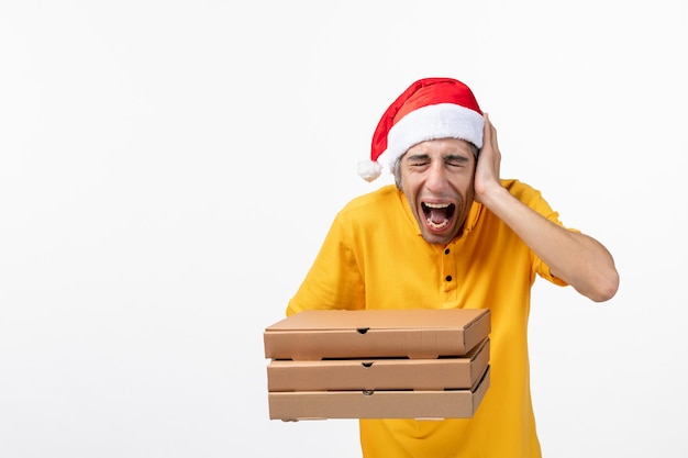 Bouchent le portrait d'un courrier mâle portant un chapeau de père Noël isolé