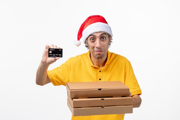 Bouchent le portrait d'un courrier mâle portant un chapeau de père Noël isolé