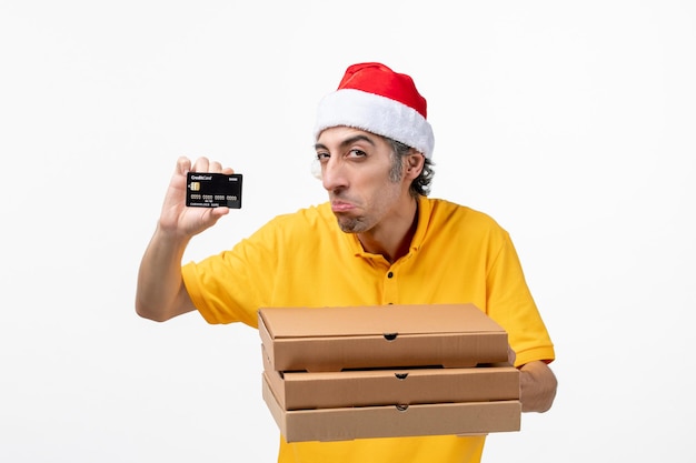 Bouchent le portrait d'un courrier mâle portant un chapeau de père Noël isolé