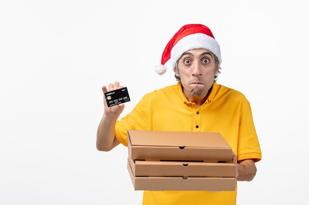 Bouchent le portrait d'un courrier mâle portant un chapeau de père Noël isolé