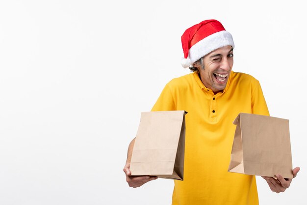 Bouchent le portrait d'un courrier mâle portant un chapeau de père Noël isolé