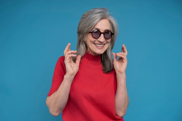 Photo gratuite bouchent le portrait d'une femme âgée