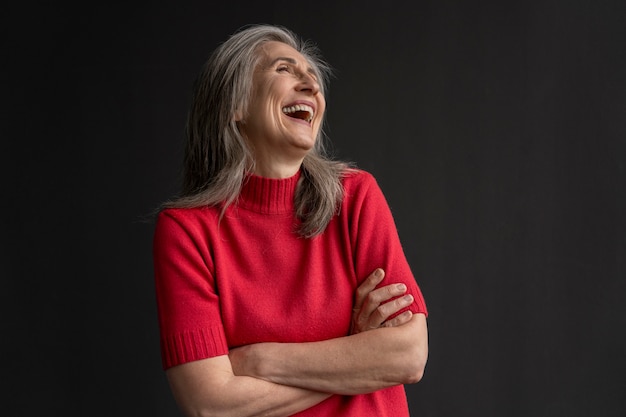 Bouchent le portrait d'une femme âgée