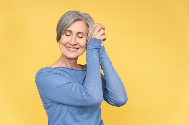 Photo gratuite bouchent le portrait d'une femme âgée