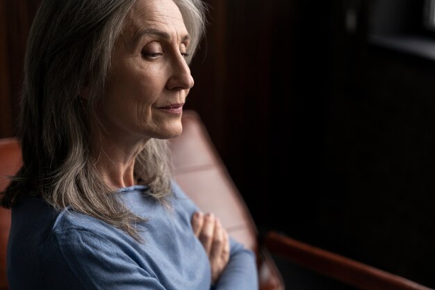 Bouchent le portrait d'une femme âgée