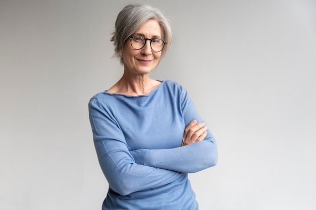 Photo gratuite bouchent le portrait d'une femme âgée