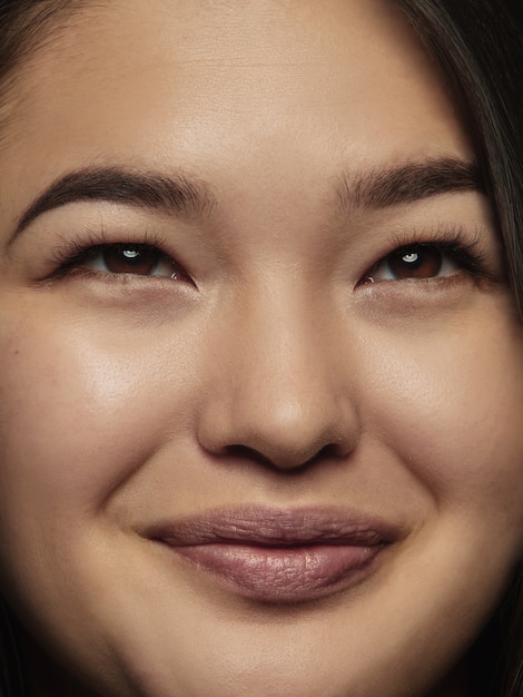 Photo gratuite bouchent le portrait d'une femme chinoise jeune et émotionnelle.